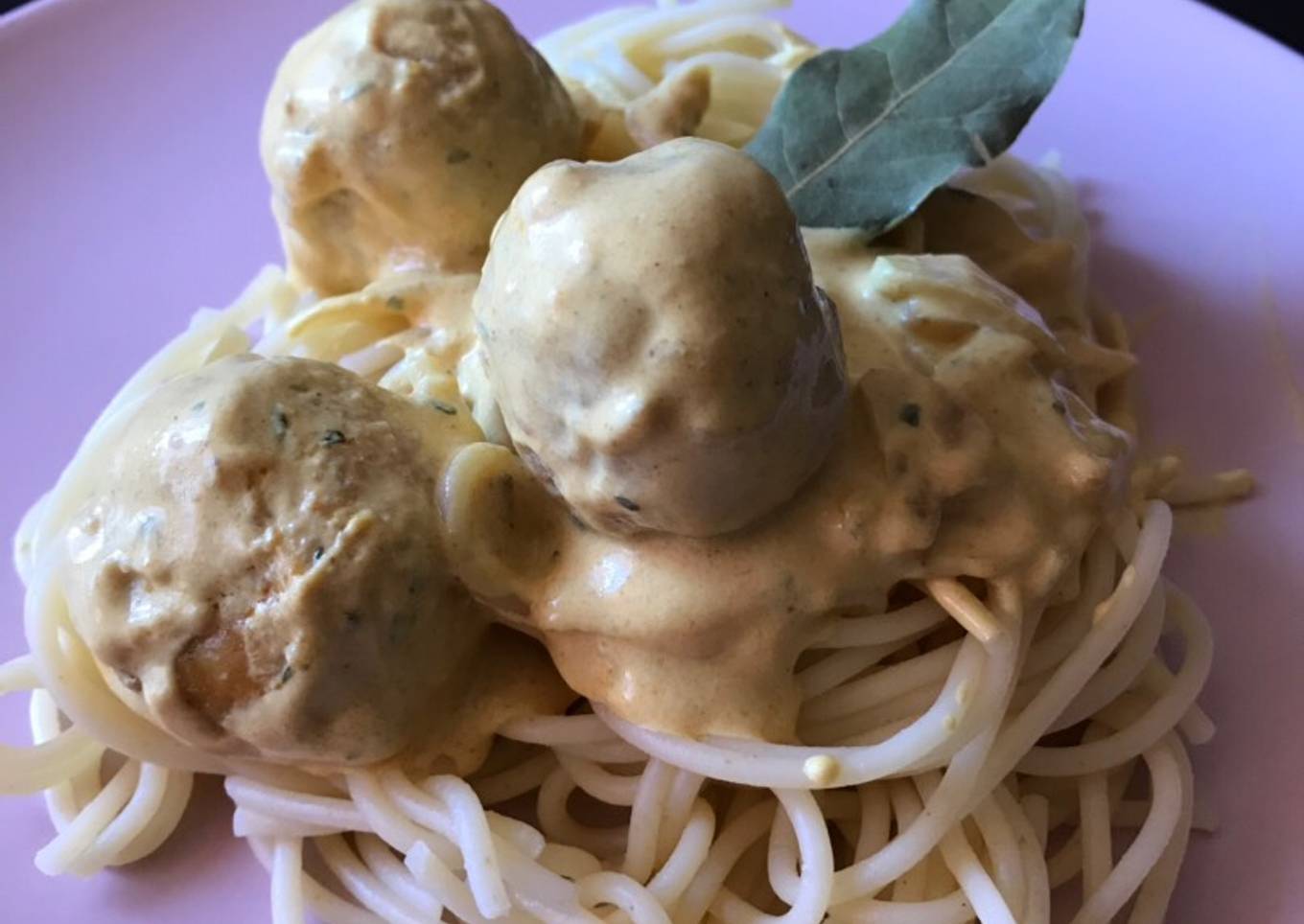 Alb贸ndigas con salsa de curry 馃崨