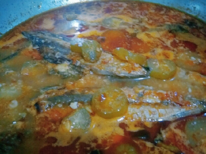 Bagaimana Menyiapkan Ikan tongkol bumbu rujak yang Lezat