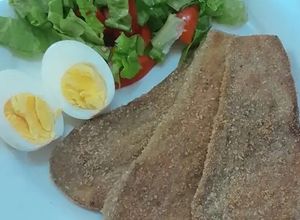 Una foto de Milanesas de berenjenas 🍆 con ensalada 🥗