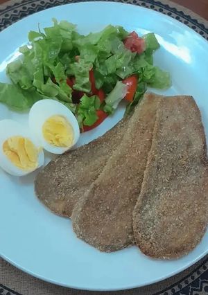Una foto de Milanesas de berenjenas 🍆 con ensalada 🥗