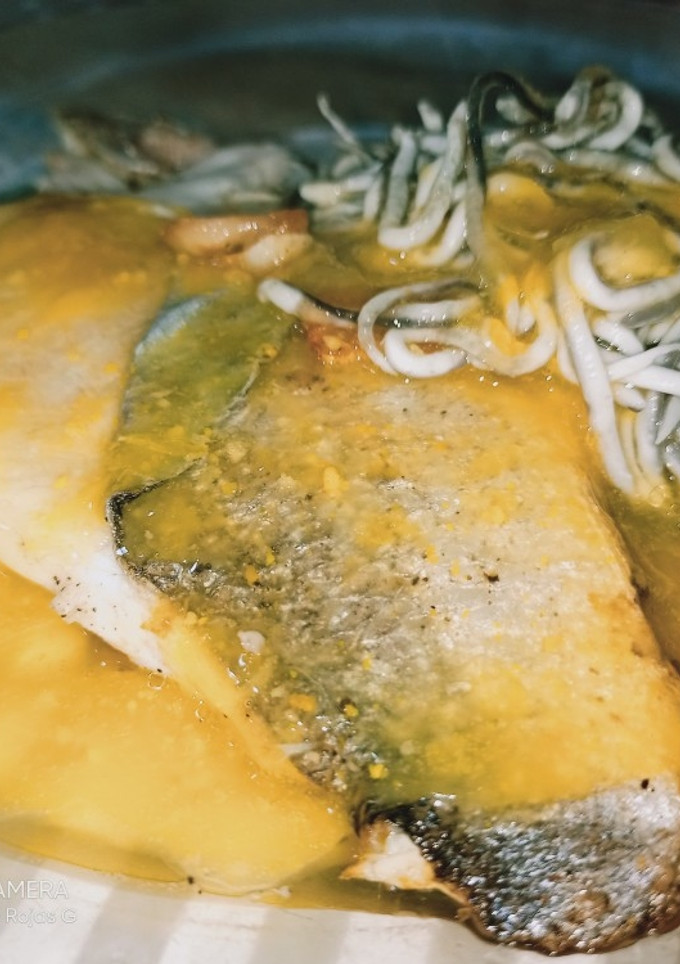 Una foto de Dorada en salsa de cítricos Aroha 🍊🍋, con surimi