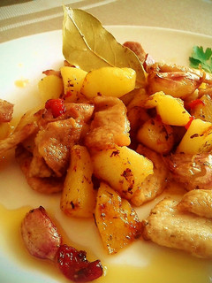 Una foto de Patatas fritas al estilo Formentera con trozos de lomo de cerdo