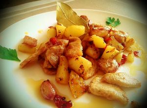 Foto principal de Patatas fritas al estilo Formentera con trozos de lomo de cerdo
