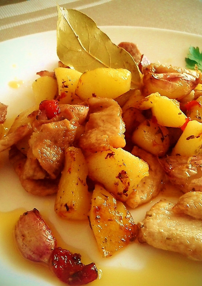 Una foto de Patatas fritas al estilo Formentera con trozos de lomo de cerdo
