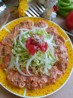 Una foto de Huevos rellenos de bonito en tomate (rec. de aprovechamiento)