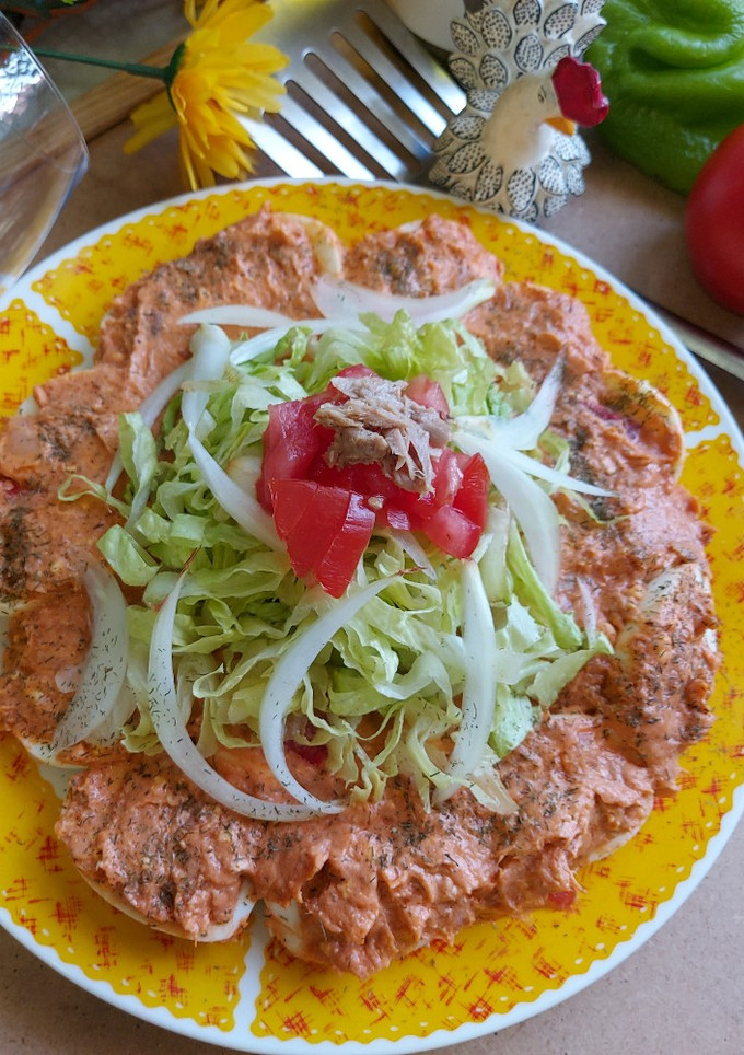 Una foto de Huevos rellenos de bonito en tomate (rec. de aprovechamiento)