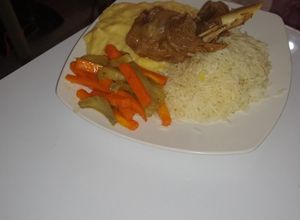 Una foto de Medallones de pavita a la pimienta con alcachofa y yuca