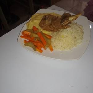 Medallones de pavita a la pimienta con alcachofa y yuca