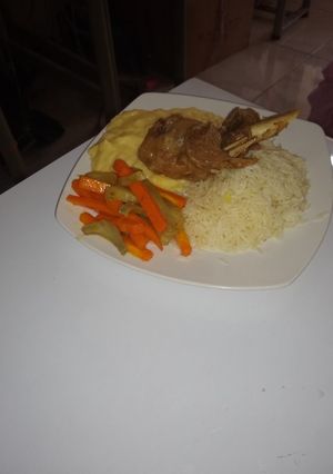 Una foto de Medallones de pavita a la pimienta con alcachofa y yuca