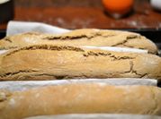 Una foto de baguettes sandwich