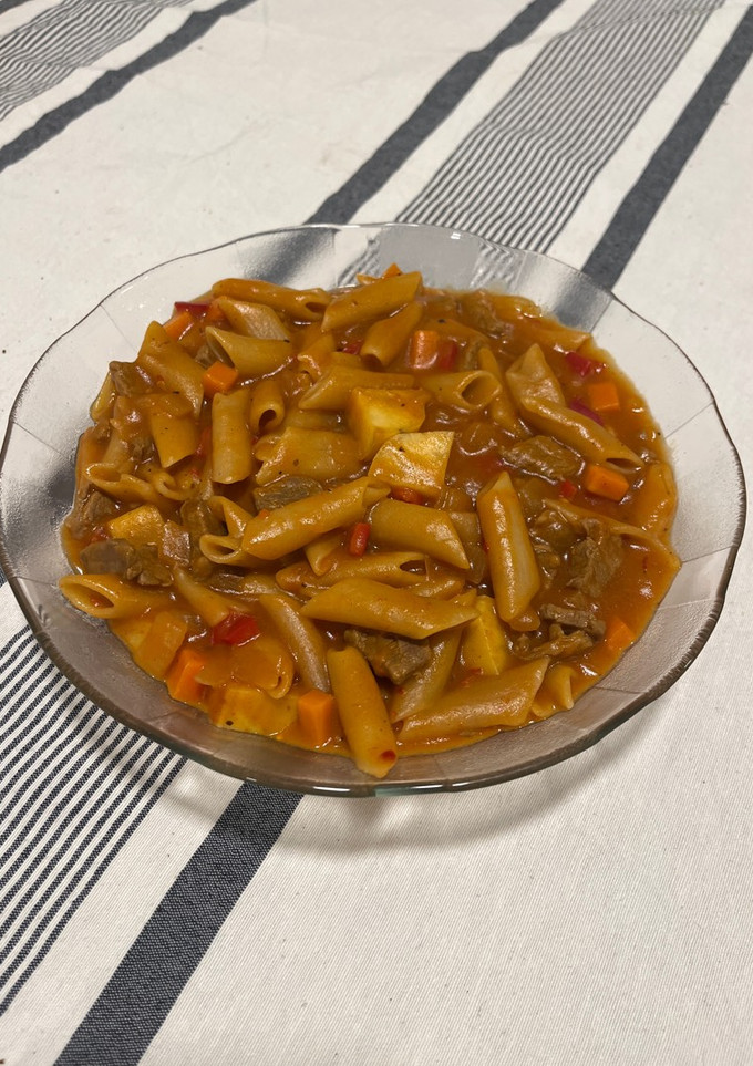 Una foto de Guiso de fideo carne