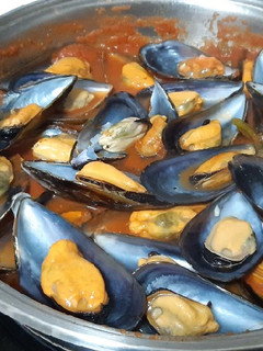 Una foto de Mejillones picantes con tomate