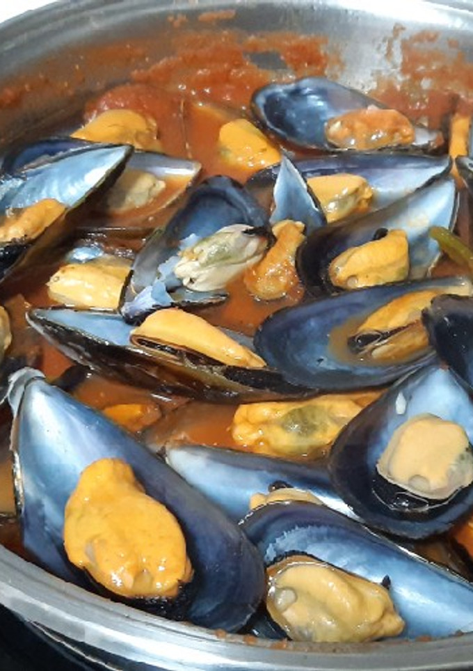 Una foto de Mejillones picantes con tomate