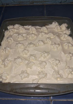 Una foto de Tarta de dulce de leche y crema chantilly
