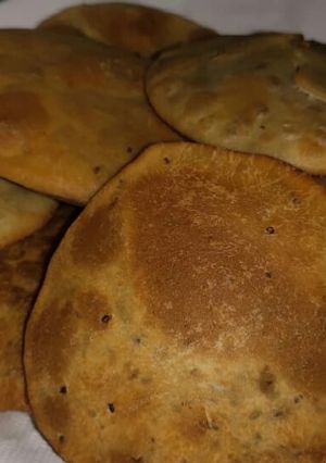 उड़द दाल की कचौड़ी (urad dal ki kachodi recipe in Hindi) रेसिपी मुख्य फोटो
