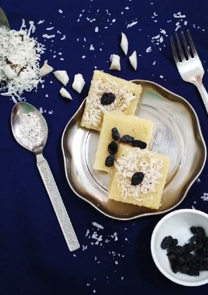 સેમોલીના કોકોનટ સ્વીટ(rava coconut sweet in Gujarati) રેસીપી મુખ્ય ફોટો