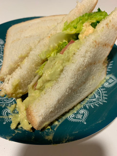 Una foto de Sándwich de pollo con salsa de aguacate