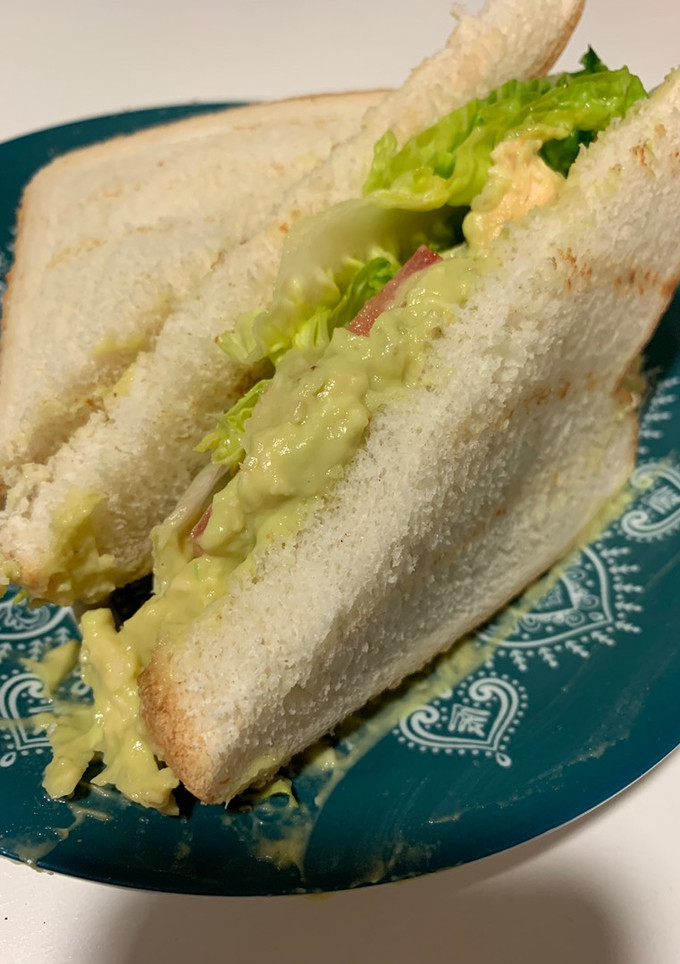 Una foto de Sándwich de pollo con salsa de aguacate