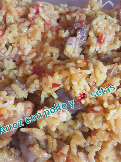 Una foto de Arroz Bomba con pollo y setas