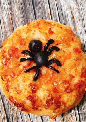 Hình của món Mini Spider Pizzas- Halloween.