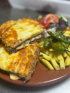 Una foto de Cachopo de cecina de vaca con pimientos de padrón 🌱