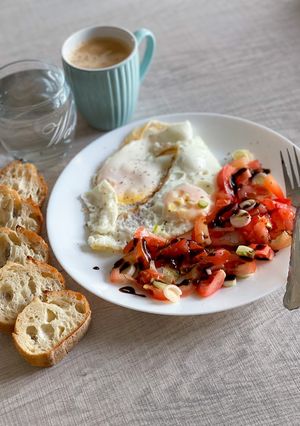 O poză a rețetei Ouă cu salată pentru micul dejun.