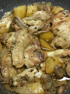 Una foto de Pollo encebollado con champiñones al orégano