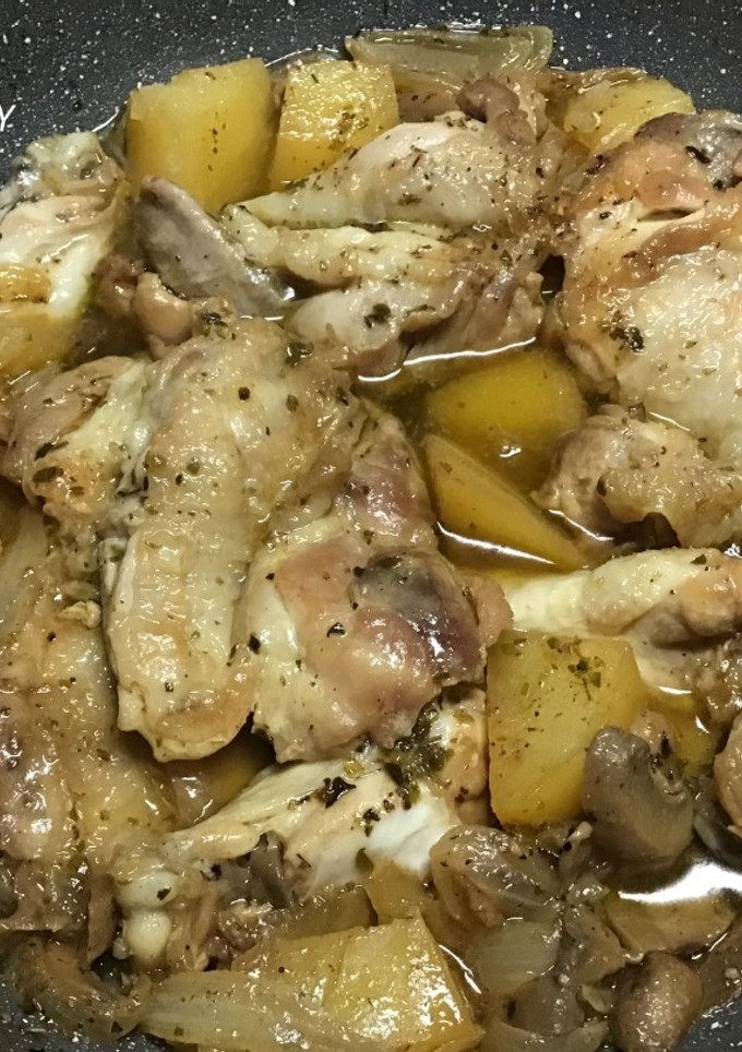 Una foto de Pollo encebollado con champiñones al orégano