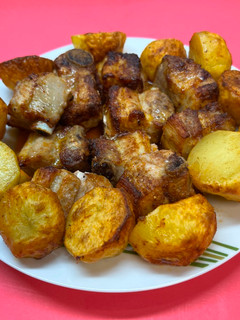 Una foto de Costillas con patatas en freidora de aire