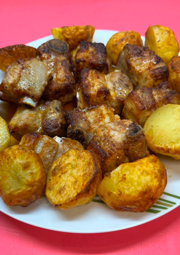 Una foto de Costillas con patatas en freidora de aire