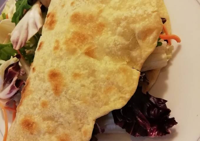 Piadine di farro al tonno, stracchino e carciofini