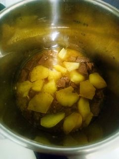 Una foto de Guisado de ternera y patata en olla rápida
