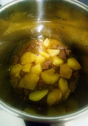 Una foto de Guisado de ternera y patata en olla rápida