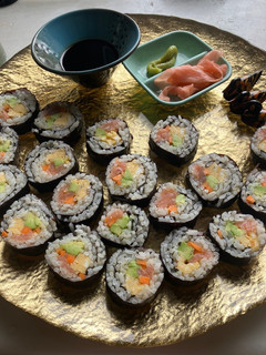 Una foto de Sushi de salmón y verduritas (kaisen maki)