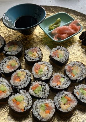 Una foto de Sushi de salmón y verduritas (kaisen maki)