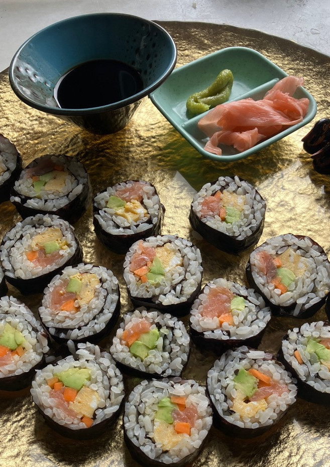 Una foto de Sushi de salmón y verduritas (kaisen maki)