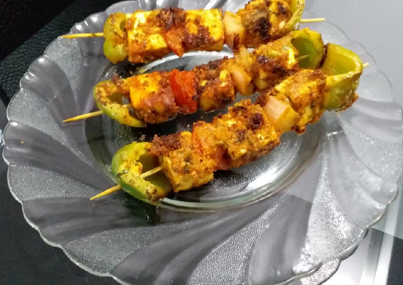 Lehsuni Paneer Tikka / Spicy Cottage Cheese Skewers