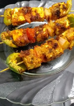 A picture of Lehsuni Paneer Tikka / Spicy Cottage Cheese Skewers.