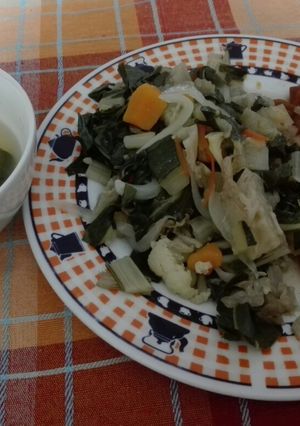 Una foto de Guiso de Cochayuyo y Verduras hervidas + Sopita. Menos de 100cal
