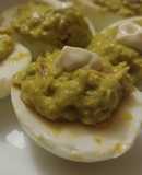 Huevos rellenos de guacamole