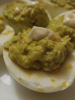 Una foto de Huevos rellenos de guacamole