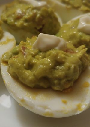 Una foto de Huevos rellenos de guacamole