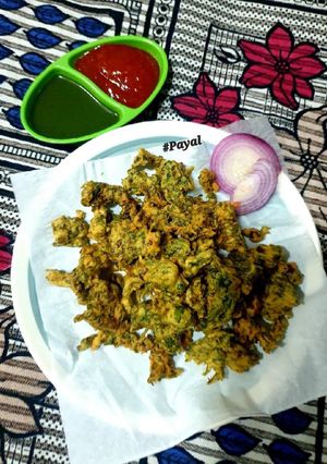 हरे लहसुन और मेथी के पकौड़े रेसिपी मुख्य फोटो