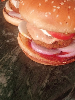 बर्गर (burger recipe in Hindi) रेसिपी मुख्य फोटो