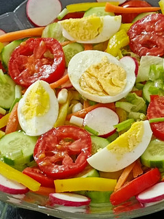 عکسی از دستور سالاد تخممرغ با سبزیجات