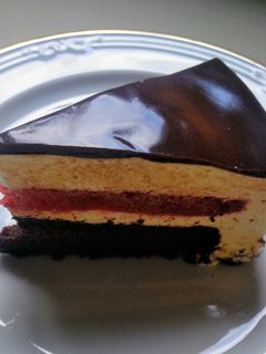 Una foto de Tarta mousse de chocolate blanco, fresa y glaseado espejo
