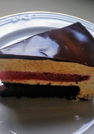 Foto principal de Tarta mousse de chocolate blanco, fresa y glaseado espejo