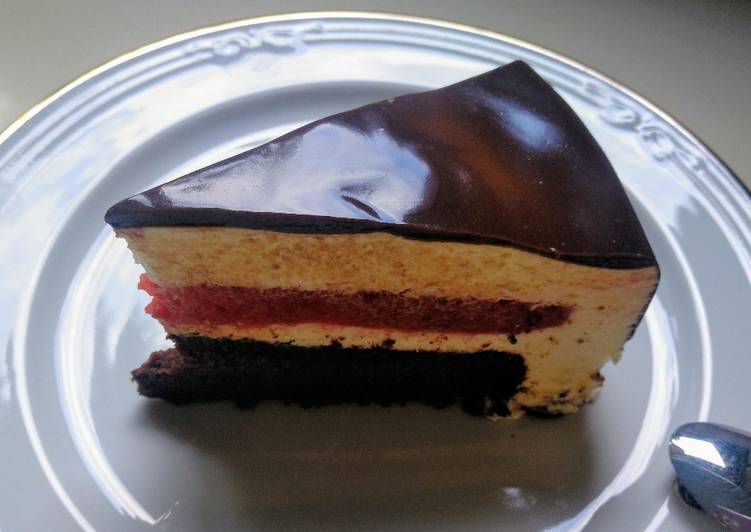 Tarta mousse de chocolate blanco, fresa y glaseado espejo