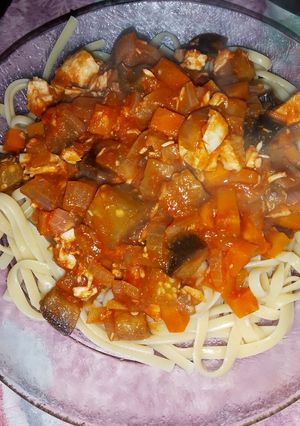 Una foto de Spaghetti con pollo y verduras