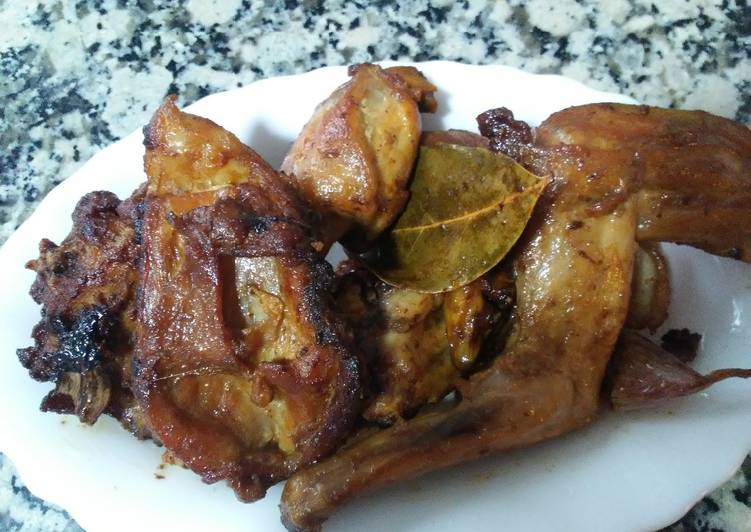 Conejo al ajillo y laurel